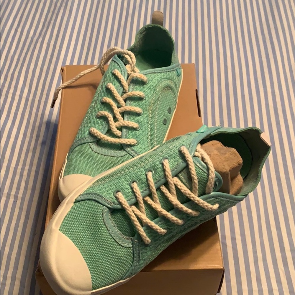 Patagonia patrol size 8 women’s in turquoise.
